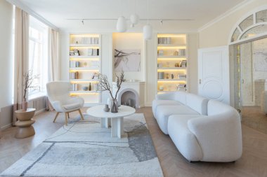 açık renkli modern tasarım lüks bir daire. Büyük pencerelerin ardında aydınlık bir gün. Şık bir dekorasyon ve içinde kimse yok..