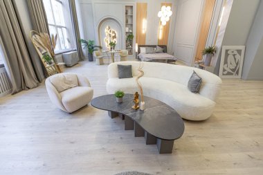 Modern stüdyo dairesinin içinde, ahşap elementli yeşil pastel renklerde lüks bir ev. pahalı mobilyalar ve dekorasyonlar