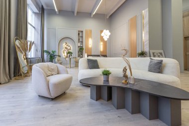 Modern stüdyo dairesinin içinde, ahşap elementli yeşil pastel renklerde lüks bir ev. pahalı mobilyalar ve dekorasyonlar