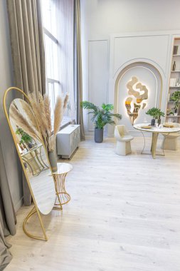 Modern stüdyo dairesinin içinde, ahşap elementli yeşil pastel renklerde lüks bir ev. pahalı mobilyalar ve dekorasyonlar