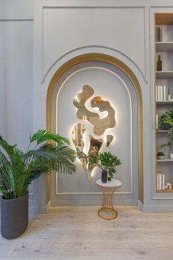 Modern stüdyo dairesinin içinde, ahşap elementli yeşil pastel renklerde lüks bir ev. pahalı mobilyalar ve dekorasyonlar