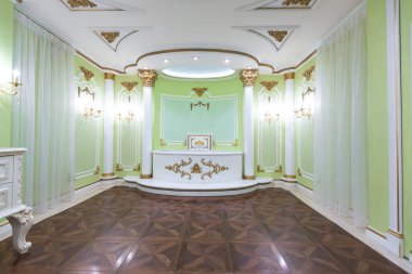 Küçük lüks yatak odası, banyo ve pahalı mobilyalar. Şık, eski bir barok tarzı..