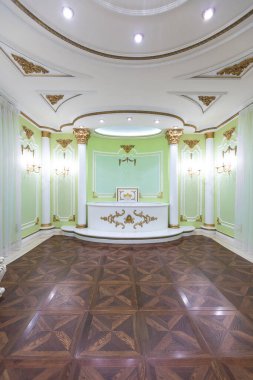 Küçük lüks yatak odası, banyo ve pahalı mobilyalar. Şık, eski bir barok tarzı..