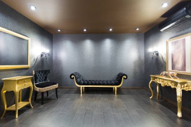 Şatafatlı, gösterişli, siyah ve altın renkli, muhteşem mobilyalı romantik bir oda.