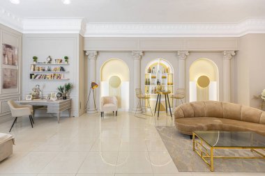 Duvarda boyalı sütunlar ve pastel renklerle sıva ile süslenmiş antika, açık planlı bir dairede lüks bir ev. Yerdeki fayanslar. bej duvarlar