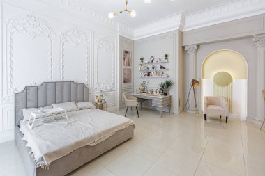 Duvarda boyalı sütunlar ve pastel renklerle sıva ile süslenmiş antika, açık planlı bir dairede lüks bir ev. Yerdeki fayanslar. bej duvarlar