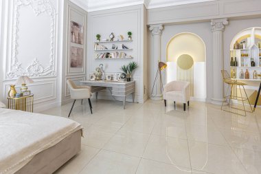 Duvarda boyalı sütunlar ve pastel renklerle sıva ile süslenmiş antika, açık planlı bir dairede lüks bir ev. Yerdeki fayanslar. bej duvarlar