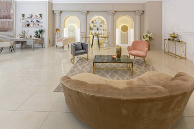 Duvarda boyalı sütunlar ve pastel renklerle sıva ile süslenmiş antika, açık planlı bir dairede lüks bir ev. Yerdeki fayanslar. bej duvarlar