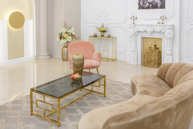 Duvarda boyalı sütunlar ve pastel renklerle sıva ile süslenmiş antika, açık planlı bir dairede lüks bir ev. Yerdeki fayanslar. bej duvarlar