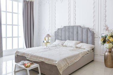 Duvarda boyalı sütunlar ve pastel renklerle sıva ile süslenmiş antika, açık planlı bir dairede lüks bir ev. Yerdeki fayanslar. bej duvarlar