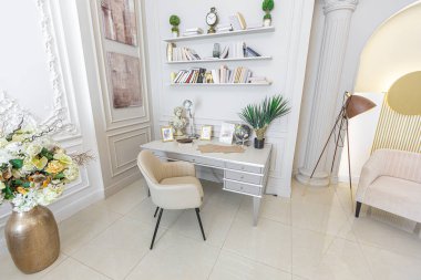 Duvarda boyalı sütunlar ve pastel renklerle sıva ile süslenmiş antika, açık planlı bir dairede lüks bir ev. Yerdeki fayanslar. bej duvarlar