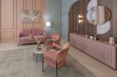 Modern moda daire iç tasarımı. Moda yeşili ve tozlu pembe duvarlar. şık ışıklandırma ve büyük panoramik pencereler