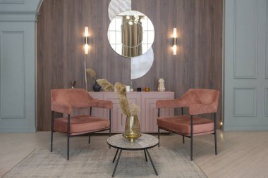 Modern moda daire iç tasarımı. Moda yeşili ve tozlu pembe duvarlar. şık ışıklandırma ve büyük panoramik pencereler