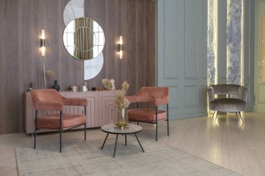 Modern moda daire iç tasarımı. Moda yeşili ve tozlu pembe duvarlar. şık ışıklandırma ve büyük panoramik pencereler