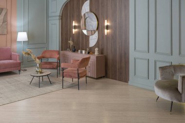 Modern moda daire iç tasarımı. Moda yeşili ve tozlu pembe duvarlar. şık ışıklandırma ve büyük panoramik pencereler