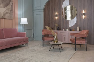 Modern moda daire iç tasarımı. Moda yeşili ve tozlu pembe duvarlar. şık ışıklandırma ve büyük panoramik pencereler