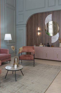 Modern moda daire iç tasarımı. Moda yeşili ve tozlu pembe duvarlar. şık ışıklandırma ve büyük panoramik pencereler