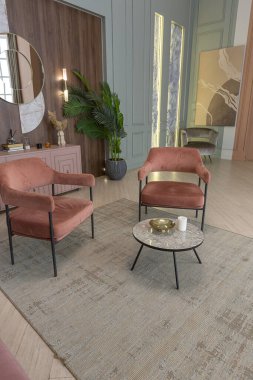 Modern moda daire iç tasarımı. Moda yeşili ve tozlu pembe duvarlar. şık ışıklandırma ve büyük panoramik pencereler