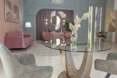 Modern moda daire iç tasarımı. Moda yeşili ve tozlu pembe duvarlar. şık ışıklandırma ve büyük panoramik pencereler