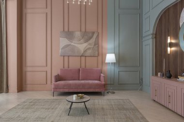 Modern moda daire iç tasarımı. Moda yeşili ve tozlu pembe duvarlar. şık ışıklandırma ve büyük panoramik pencereler