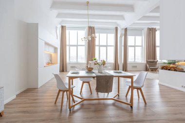 İç tasarım, İskandinav tarzı parlak stüdyo daire ve sıcak pastel beyaz ve bej renkler. Oturma odasında moda mobilyalar ve mutfak alanında modern detaylar..