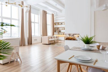 İç tasarım, İskandinav tarzı parlak stüdyo daire ve sıcak pastel beyaz ve bej renkler. Oturma odasında moda mobilyalar ve mutfak alanında modern detaylar..