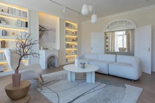 açık renkli modern tasarım lüks bir daire. Büyük pencerelerin ardında aydınlık bir gün. Şık bir dekorasyon ve içinde kimse yok..