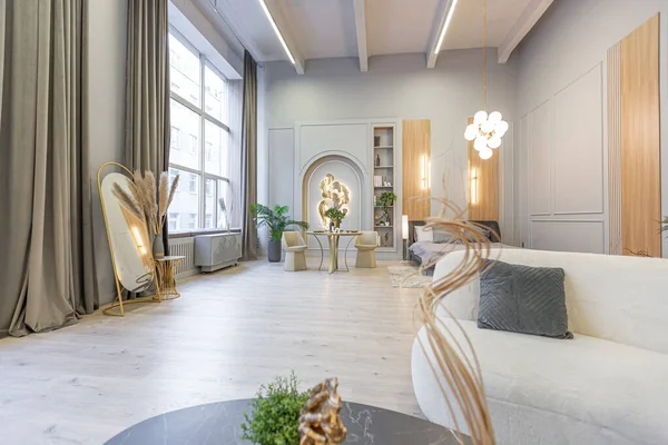 Stylový Luxusní Interiér Moderního Studio Apartmánu Zelených Pastelových Barvách Dřevěnými — Stock fotografie