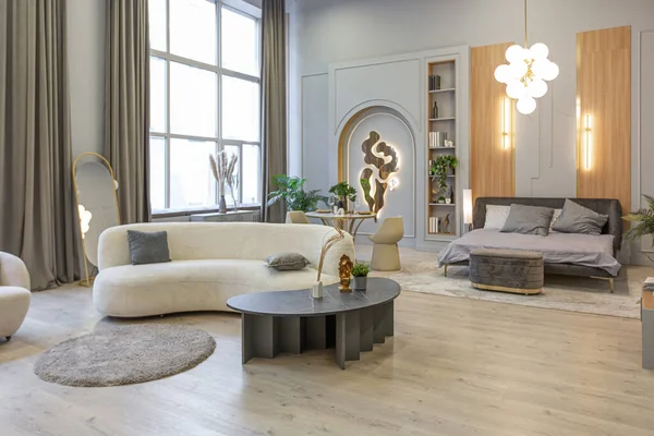木製の要素と緑のパステルカラーのモダンなスタジオアパートメントのスタイリッシュな高級インテリア 高価な家具や装飾品 — ストック写真