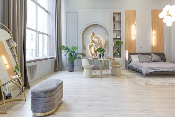 木製の要素と緑のパステルカラーのモダンなスタジオアパートメントのスタイリッシュな高級インテリア 高価な家具や装飾品 — ストック写真