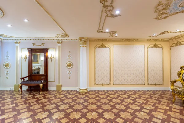 Luksusowy Salon Wnętrza Pięknym Starym Rzeźbione Meble Złotego Koloru Dekoracjami — Zdjęcie stockowe