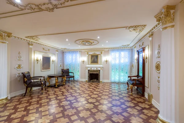 Luxuoso Interior Sala Estar Com Belos Móveis Antigos Esculpidos Cor — Fotografia de Stock
