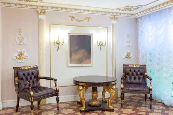 Şatafatlı Bir Oturma Odası Duvarlarında Kraliyet Sarayı Tarzı Süslemeler Olan — Stok fotoğraf