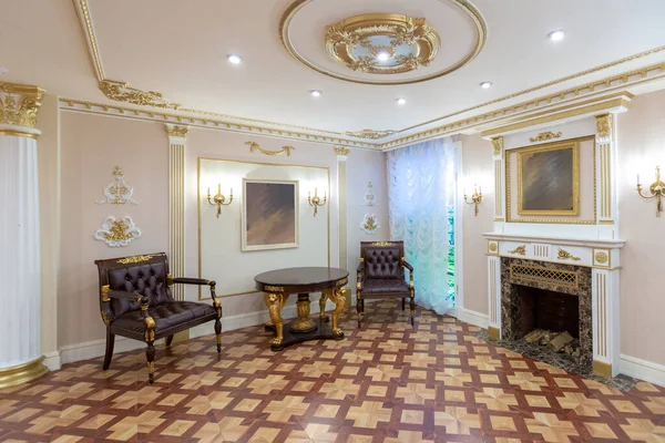 Πολυτελές Σαλόνι Εσωτερικό Όμορφα Παλιά Σκαλιστά Έπιπλα Από Χρυσό Χρώμα — Φωτογραφία Αρχείου