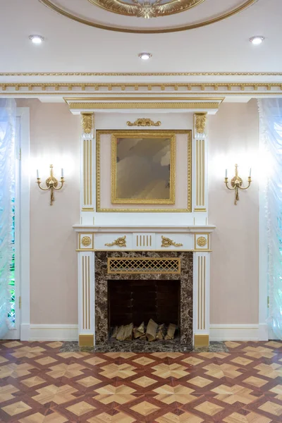 Luxus Nappali Belső Gyönyörű Régi Faragott Bútorok Arany Színű Díszítéssel — Stock Fotó