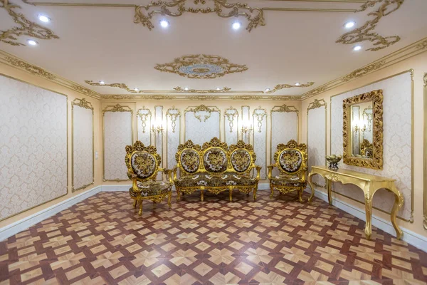 Luksusowy Salon Wnętrza Pięknym Starym Rzeźbione Meble Złotego Koloru Dekoracjami — Zdjęcie stockowe