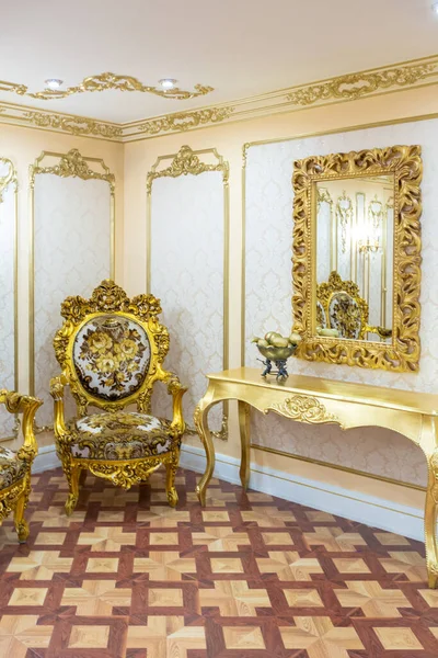 Luxuriöse Wohnzimmereinrichtung Mit Schönen Alten Geschnitzten Möbeln Goldfarbe Mit Dekorationen — Stockfoto