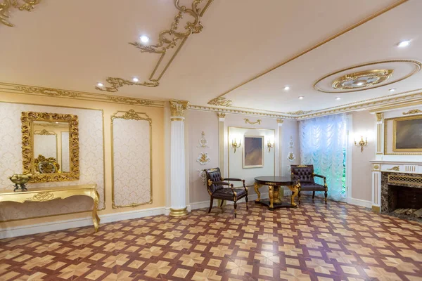 Luxuoso Interior Sala Estar Com Belos Móveis Antigos Esculpidos Cor — Fotografia de Stock
