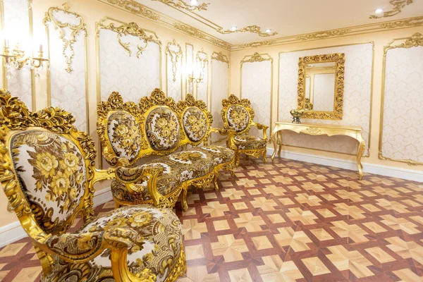 Luxe Woonkamer Interieur Met Prachtige Oude Gesneden Meubels Van Gouden — Stockfoto