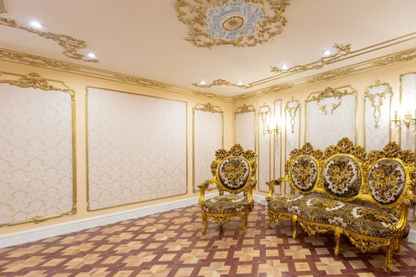 Lujoso Salón Interior Con Hermosos Muebles Antiguos Tallados Color Oro —  Fotos de Stock