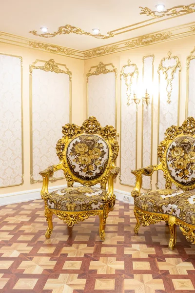 Lujoso Salón Interior Con Hermosos Muebles Antiguos Tallados Color Oro — Foto de Stock