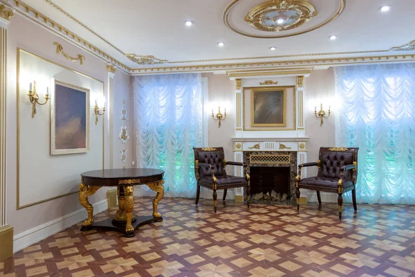 Lujoso Salón Interior Con Hermosos Muebles Antiguos Tallados Color Oro —  Fotos de Stock