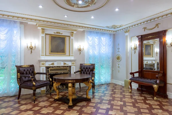 皇家宫殿风格的豪华客厅内部 墙上装饰着漂亮的金黄色古老雕刻家具 — 图库照片
