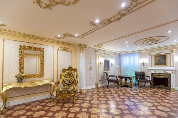 Luxuriöse Wohnzimmereinrichtung Mit Schönen Alten Geschnitzten Möbeln Goldfarbe Mit Dekorationen — Stockfoto
