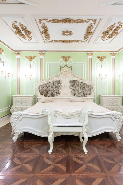 Kis Luxus Hálószoba Káddal Drága Bútorok Elegáns Régi Barokk Stílusban — Stock Fotó