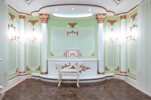 小而豪华的卧室 浴室和昂贵的家具 别致的老式巴洛克风格 — 图库照片