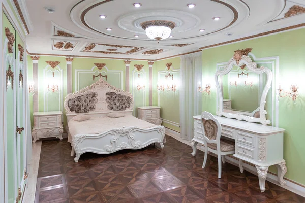 Pequeño Dormitorio Lujo Con Baño Muebles Caros Elegante Estilo Barroco —  Fotos de Stock