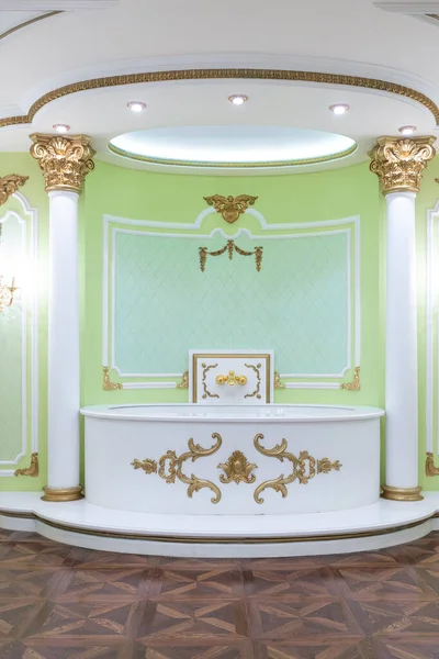 Небольшая Роскошная Спальня Ванной Дорогой Мебелью Шикарном Старом Стиле Барокко — стоковое фото