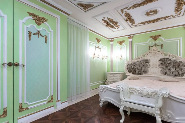Kis Luxus Hálószoba Káddal Drága Bútorok Elegáns Régi Barokk Stílusban — Stock Fotó