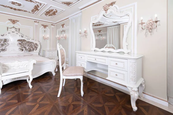 Pequeño Dormitorio Lujo Con Baño Muebles Caros Elegante Estilo Barroco —  Fotos de Stock